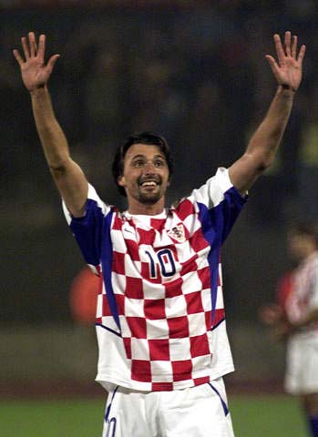 名宿：在我看来莱奥是边锋不是前锋；他配得上米兰10号球衣（名宿：莱奥是边锋非前锋，配得上米兰10号）