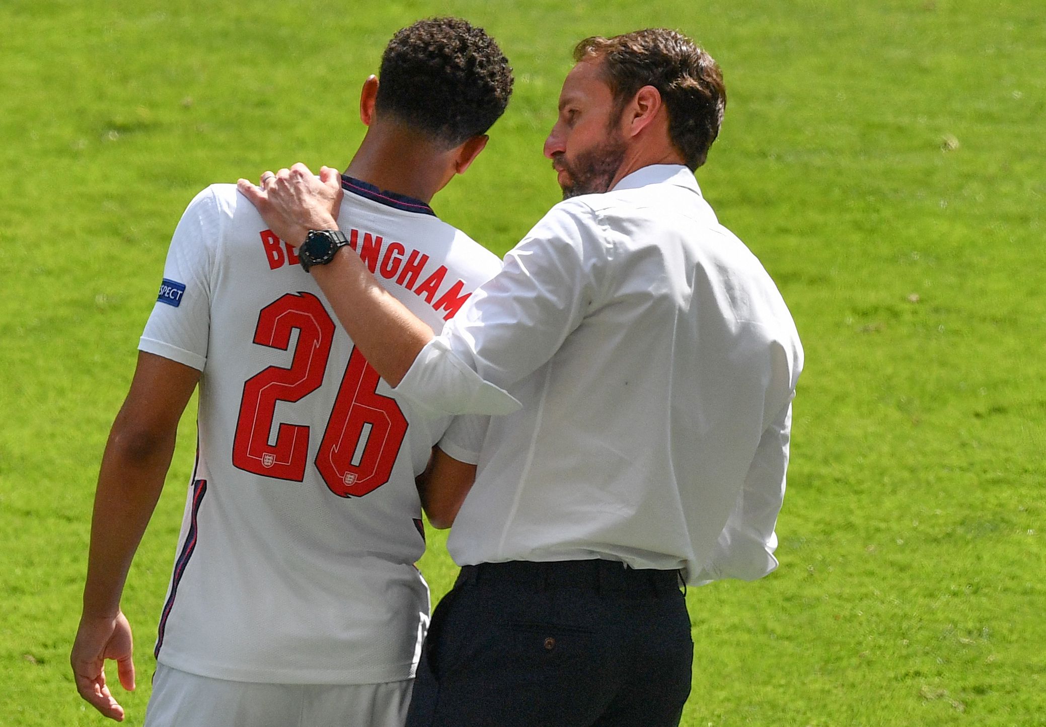 U22国家队走进成都实验小学西区分校，黄博文、于大宝等人与师生互动（U22国足走进成都实验小学西区，黄博文、于大宝等与师生面对面交流）