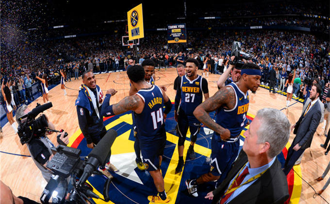 詹姆斯篮板抢断关键时刻锁定胜局（詹姆斯末段抢板断球，锁定胜局）