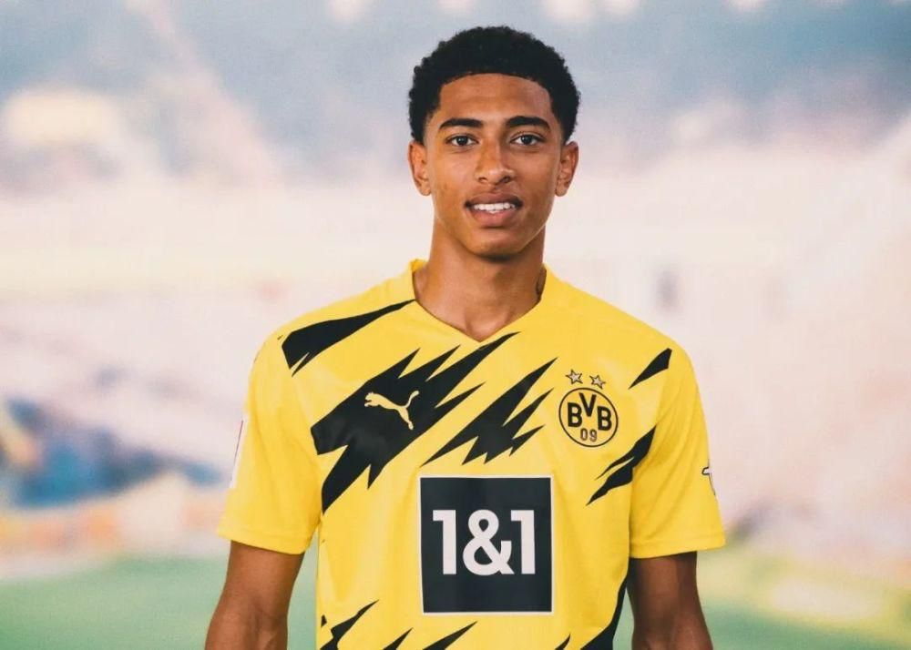 美国球星格林愤然离场！科尔揽责：35岁老将主动让位显担当？（美国球星格林怒退场！科尔承担责任：35岁老将主动让贤彰显担当？）