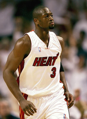 足球国足训练课发生小插曲，球员被逗笑（国足训练课现小趣事，队员忍俊不禁）