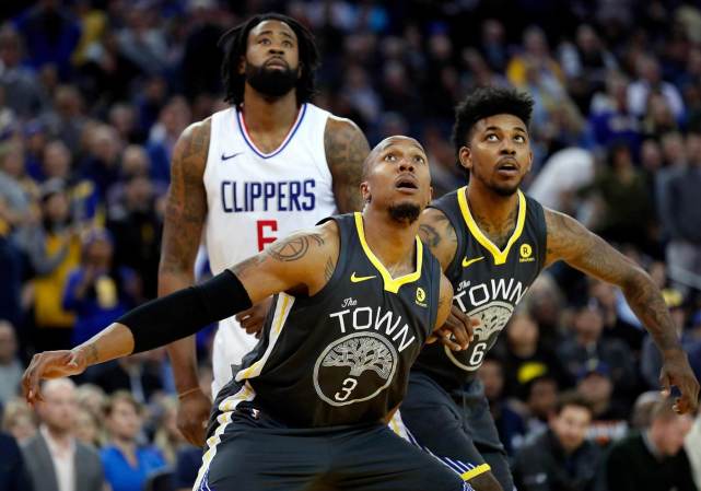 克劳福德拒付30万美元制裁费，失去WBC冠军引发拳迷热议（克劳福德因拒缴30万美元制裁费遭WBC撤销冠军，拳迷热议不断）