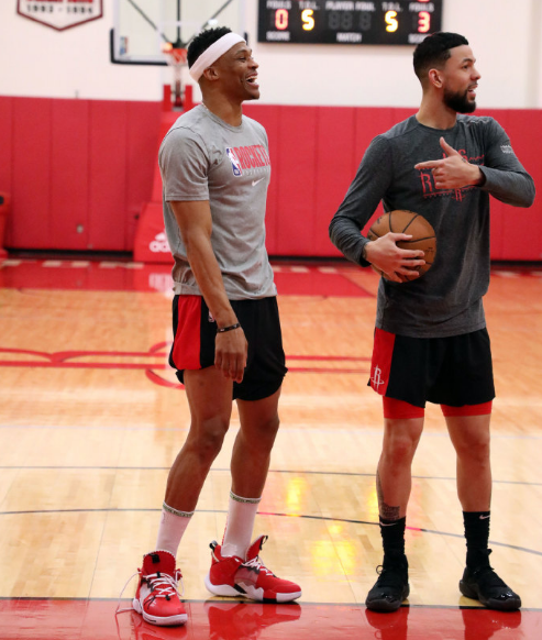 海港举办赛季总结会，王燊超乘直升机带冠军奖杯入场（海港赛季总结会：王燊超乘直升机捧杯亮相）