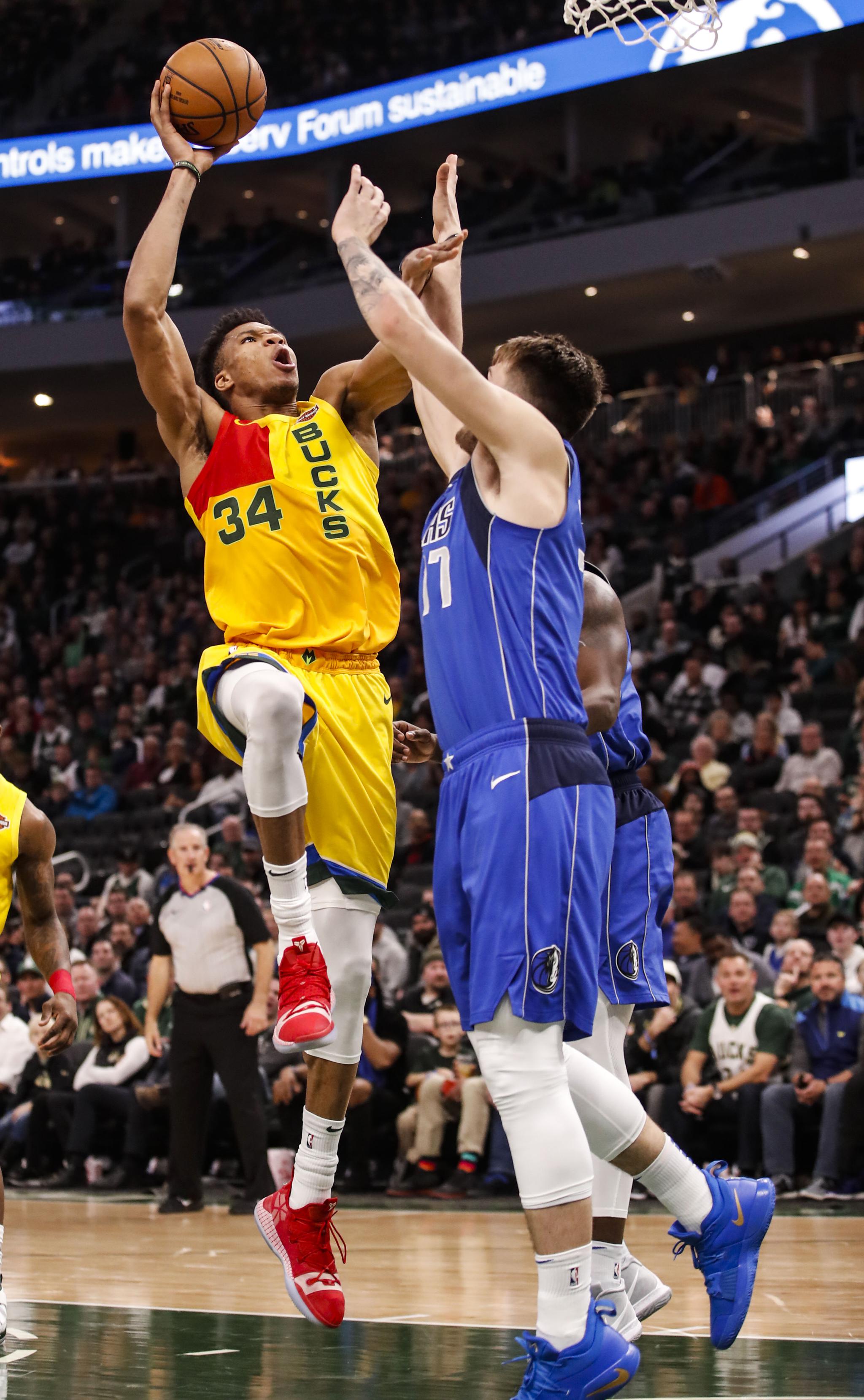 詹姆斯投篮与传球给八村哲的区别解析（詹姆斯投篮与给八村哲传球的差异解读）